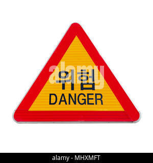 Pericolo, triangolo coreano cartello stradale isolato su sfondo bianco Foto Stock