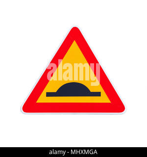 Velocità Hump, triangolo segno di traffico isolati su sfondo bianco Foto Stock