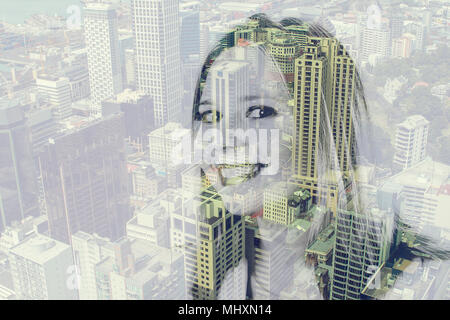 Doppia esposizione di una bella ragazza e una città con skyscapers. Auckland, Nuova Zelanda Foto Stock