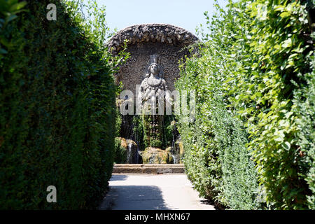Vista della Fontana della Madre Natura con una statua di Diana di Efeso, la Grande Natura della dea. Villa d'Este. Tivoli. L'Italia. Scolpito da Gillis van de Foto Stock