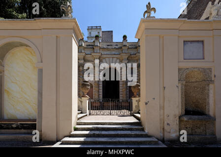 Vista del XVI secolo Fontana di Proserpina. Villa d'Este. Tivoli. L'Italia. L'arcata centrale nicchia ospita Plutone sul suo guscio essendo portato da due mare Foto Stock