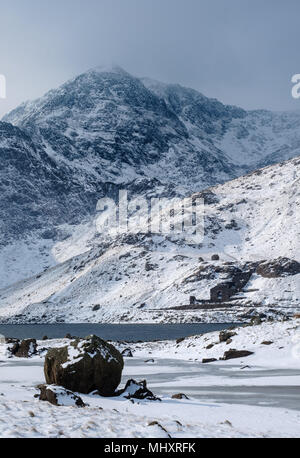 Vista invernale di Snowdon Mountain in Galles Foto Stock