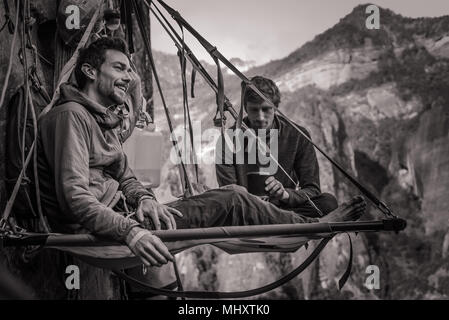 Due arrampicatori su portaledge, la calcinazione, nella provincia dello Yunnan in Cina Foto Stock