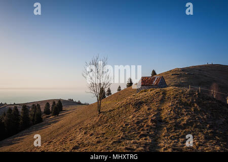 Sunrise su una piccola baita di montagna nel Veneto pre-Alpi, Pian de le Femene, Veneto, Italia Foto Stock