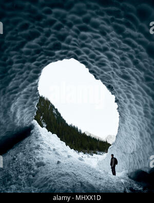 L'uomo esplorare quattro grandi grotte di ghiaccio, Snohomish, Washington, Stati Uniti Foto Stock