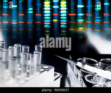 Pipetta a più pozzetti in attesa di campioni di DNA durante l'esperimento genetico in laboratorio con il profilo del DNA risultati in background Foto Stock