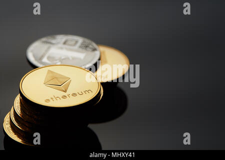 Immagine concettuale di differenti cryptocurrency con bitcoins sul tavolo scuro, close-up, il fuoco selettivo di fronte a fuoco, profondità di campo. Cryptocurren Foto Stock