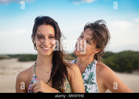 Ritratto di Madre guardando alla figlia con orgoglio, Caucaia, Ceara, Brasile Foto Stock