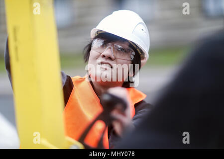 Giovane lavoratore edile indossare elmetto Foto Stock
