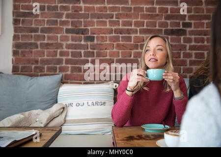 Due amiche in seduta cafe, bere caffè Foto Stock