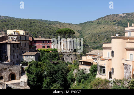 Il Tempio Romano di Vesta che si affaccia sul Parco di Villa Gregoriana e valle dell'Aniene. Il Parco di Villa Gregoriana. Tivoli. L'Italia. Ispirato agli antichi Foto Stock