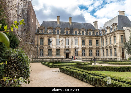 Gli splendidi giardini dell'Hôtel de Sully un stile Luigi XIII residenza privata adiacente alla Place des Vosges nell'elegante quartiere di Le Marais Foto Stock