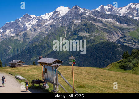 Escursionismo in Les Contamines sul Tour du Mont Blanc in Haute Savoie delle Alpi Francesi in estate Foto Stock