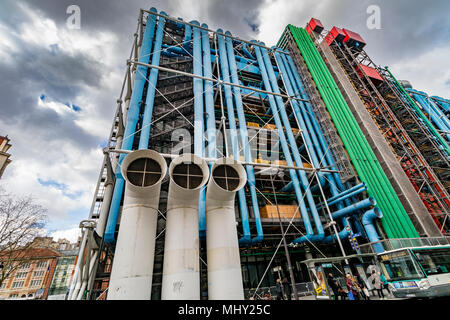 Colori primari ed esposte le tubazioni e airducts del Centro Georges Pompidou , paris , France Foto Stock