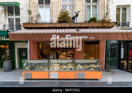 Il formaggio sul display dietro un bancone di vetro a La Fermette formaggio shop , 86 Rue Montorgueil , paris , France Foto Stock