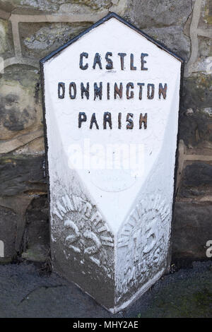 Chilometraggio stradale sign in Castle Donington, Leicestershire, Regno Unito Foto Stock