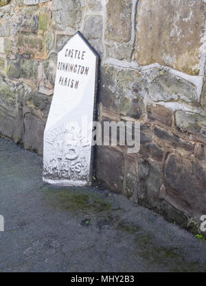 Chilometraggio stradale sign in Castle Donington, Leicestershire, Regno Unito Foto Stock