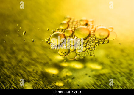 Gocce di olio e bolle su un metal gear superficie del motore. Primo piano. Foto Stock