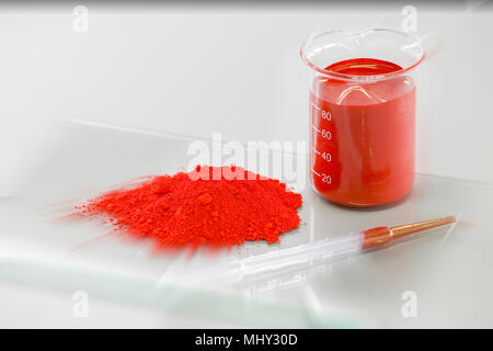 pigmento rosso in un laboratorio di sviluppo dell'industria della vernice Foto Stock