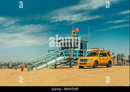 Los Angeles/California/USA - 07.22.2013: Lifeguard torre sulla spiaggia con giallo auto accanto ad essa con scheda di navigazione sulla parte superiore. La spiaggia di Venezia. Foto Stock