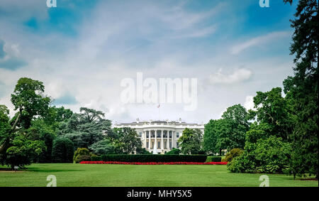 Washington D.C./Columbia/USA - 07.11.2013: un ampio angolo di visione alla Casa Bianca con il cielo blu e nuvole sopra. Prato verde e alberi di fronte all'Ame Foto Stock