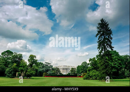 Washington D.C./Columbia/USA - 07.11.2013: un ampio angolo di visione alla Casa Bianca con il cielo blu e nuvole sopra. Prato verde e alberi di fronte all'Ame Foto Stock