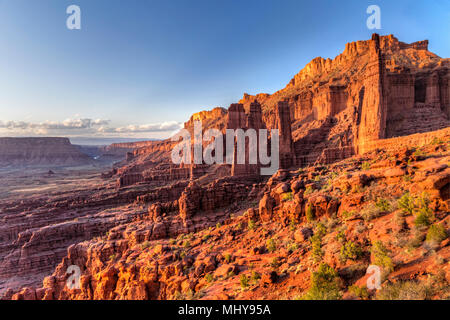 Torri di Fisher formazioni rocciose a salire al di sopra del Fiume Colorado in professore della Valle di sole del tardo pomeriggio nei pressi di Moab, Utah. Foto Stock