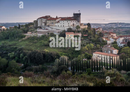 Rosignano Marittimo, TOSCANA - si trova in provincia di Livorno, dalla piazza con la Chiesa di San Ilario e il castello costruito nell'anno 1100 Foto Stock