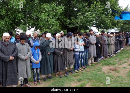 India. 03 Maggio, 2018. Gli abitanti di un villaggio che partecipano al corteo funebre di Umar Abdullah Kumar in Pinjoora area sud Kashmirs Shopian district su Thursdayin indiano Kashmir controllata, 03 maggio 2018. Un civile è stato ucciso mentre decine subito lesioni durante gli intensi scontri che sono scoppiati in seguito all'incontro tra militanti e forze nel distretto. Tuttavia, i militanti che sono stati intrappolati sono riusciti a fuggire dal sito, la polizia ha detto. Credito: Umer Asif/Pacific Press/Alamy Live News Foto Stock