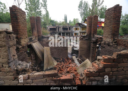 India. 03 Maggio, 2018. I detriti di una casa residenziale che è stato danneggiato durante l'incontro nel villaggio Turkwangam del sud del Kashmir Shopian district il giovedì in indiano Kashmir controllata, 03 maggio 2018. Un civile è stato ucciso mentre decine subito lesioni durante gli intensi scontri che sono scoppiati in seguito all'incontro tra militanti e forze nel distretto. Tuttavia, i militanti che sono stati intrappolati sono riusciti a fuggire dal sito, la polizia ha detto. Credito: Umer Asif/Pacific Press/Alamy Live News Foto Stock