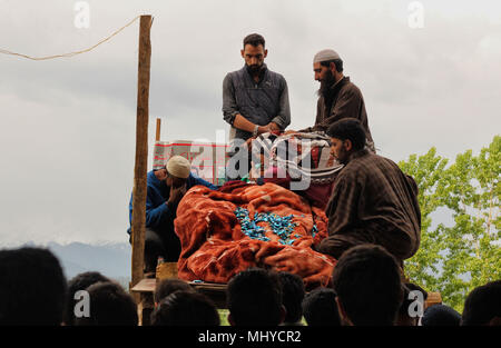 Shopian, India. 03 Maggio, 2018. Una donna bacia il volto di un adolescente, Umar Kumar durante il suo funerale nel Pinjoora una cinquantina di chilometri da Srinagar la capitale estiva di Indiano Kashmir controllato il Maggio 03, 2018. Umar è stato ucciso dalle forze del governo dopo gli scontri scatenarsi a seguito di una pistola battaglia tra i ribelli e le forze indiane in Turkewangam area del sud del Kashmir Shopian. Più tardi i ribelli sono riusciti a fuggire dal sito della pistola-battaglia, residenti locali detto. Credito: Faisal Khan/Pacific Press/Alamy Live News Foto Stock