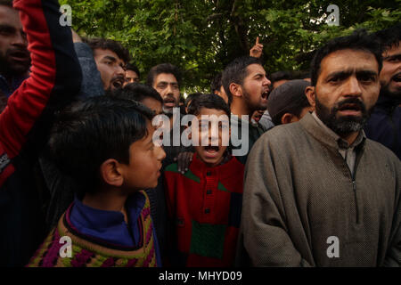 Shopian, India. 03 Maggio, 2018. Un ragazzo del Kashmir gridare pro libertà di slogan durante il funerale di un adolescente di Umar Kumar in Pinjoora una cinquantina di chilometri da Srinagar la capitale estiva di Indiano Kashmir controllato il Maggio 03, 2018. Umar è stato ucciso dalle forze del governo dopo gli scontri scatenarsi a seguito di una pistola battaglia tra i ribelli e le forze indiane in Turkewangam area del sud del Kashmir Shopian. Più tardi i ribelli sono riusciti a fuggire dal sito della pistola-battaglia, residenti locali detto. Credito: Faisal Khan/Pacific Press/Alamy Live News Foto Stock