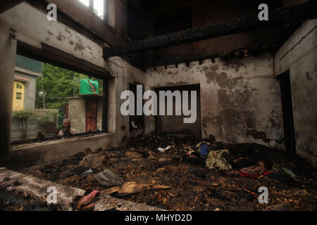 Shopian, India. 03 Maggio, 2018. Un uomo è visto dalla casa che secondo la gente del posto è stato distrutto dalle forze indiane durante la pistola-battaglia in Turkewangam area di Shopian circa 58 chilometri da Srinagar la capitale estiva di Indiano Kashmir controllato il Maggio 03, 2018. Un adolescente Umar Kumar è stato ucciso dalle forze del governo dopo gli scontri scatenarsi a seguito di una pistola battaglia tra i ribelli e le forze indiane. Più tardi i ribelli sono riusciti a fuggire dal sito della pistola-battaglia, residenti locali detto. Credito: Faisal Khan/Pacific Press/Alamy Live News Foto Stock