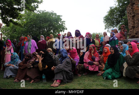 India. 03 Maggio, 2018. womens prendendo parte al corteo funebre di Umar Abdullah Kumar in Pinjoora area sud Kashmirs Shopian district su Thursdayin indiano Kashmir controllata, 03 maggio 2018. Un civile è stato ucciso mentre decine subito lesioni durante gli intensi scontri che sono scoppiati in seguito all'incontro tra militanti e forze nel distretto. Tuttavia, i militanti che sono stati intrappolati sono riusciti a fuggire dal sito, la polizia ha detto. Credito: Umer Asif/Pacific Press/Alamy Live News Foto Stock