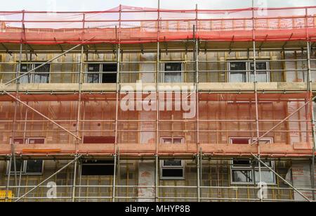 Un nuovo blocco di alloggi sociali appartamenti essendo costruito nel centro del villaggio di Talbot Green, Galles, sul sito di un antico canto & pub scoiattolo Foto Stock