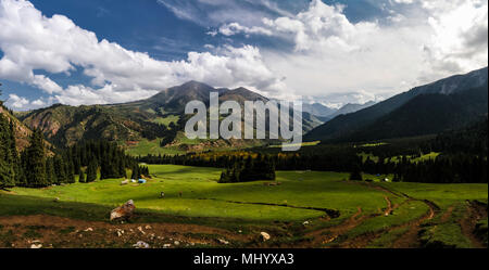 Vista panoramica di Jeti-Oguz aka sette tori valley in Kirghizistan Foto Stock