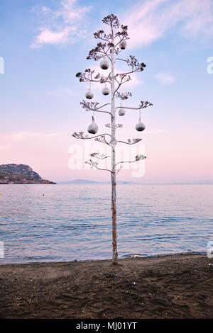 Fatti a mano decorativo calabash gourd (acqua zucca) lampade pendenti su un albero bianco davanti ad un mare calmo background a sunrise Foto Stock