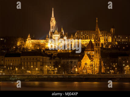 La Chiesa di San Mattia e chiesa protestante a Budapest di notte Foto Stock