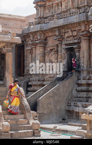 Darasuram, India - 16 Marzo 2018: devoto non identificato in avvicinamento a un santuario per il Hindu dio elefantino Ganesh presso il tempio Airavatesvara, Tamil Nadu Foto Stock