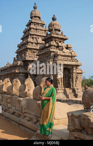 Mahabalipuram, India - 19 Marzo 2018: donna indù al VIII secolo Shore tempio complesso sulla costa di Coromandel affacciato sulla Baia del Bengala Foto Stock