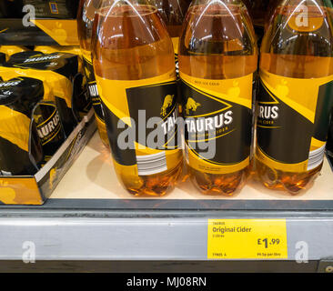 Le bottiglie da 2 litri di sidro per £1.99 in negozio Aldi, Inghilterra. Regno Unito Foto Stock