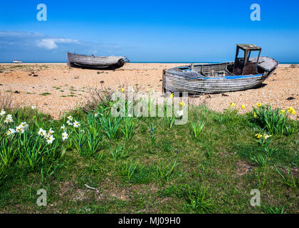 Un clinker abbandonati-costruito in legno barca da pesca con timoneria,abbandonati sulla spiaggia di ciottoli a Dungeness, Sussex, Inghilterra Foto Stock