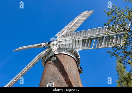 Buttrum's Mill noto anche come Trott's Mill di Woodbridge, Suffolk, Regno Unito. Costruito 1863. Restaurata e ora il grado 2 elencati. Pepe piatto stile. Foto Stock