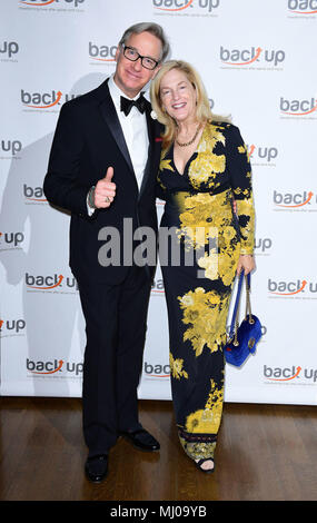 Paul Feig e moglie Laurie assiste il back up delle lesioni del midollo spinale di carità annuale della cravatta nera e diamanti cena di beneficenza al Merchant Taylors' Hall di Londra. Foto Stock