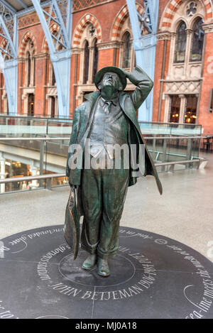 Statua di Giovanni Betjamin in dalla stazione ferroviaria internazionale di St Pancras, London Foto Stock