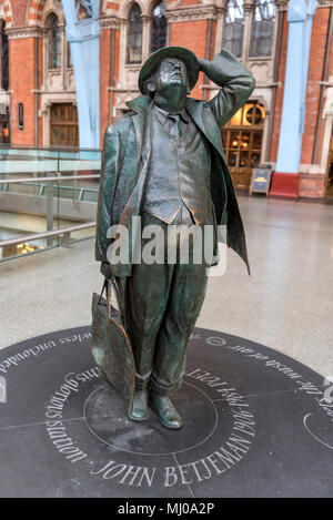 Statua di Giovanni Betjamin in dalla stazione ferroviaria internazionale di St Pancras, London Foto Stock