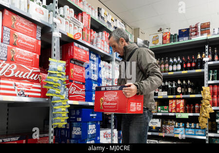 Uomo maturo di acquistarne una grande scatola di birra nel supermercato Asda. Regno Unito Foto Stock