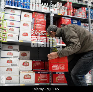 Uomo maturo di acquistarne una grande scatola di birra nel supermercato Asda. Regno Unito Foto Stock