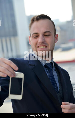 Imprenditore utilizza lo smartphone Foto Stock
