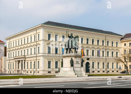 Statua di Ludwig I nella parte anteriore del governo bavarese Ministero della Financ Foto Stock